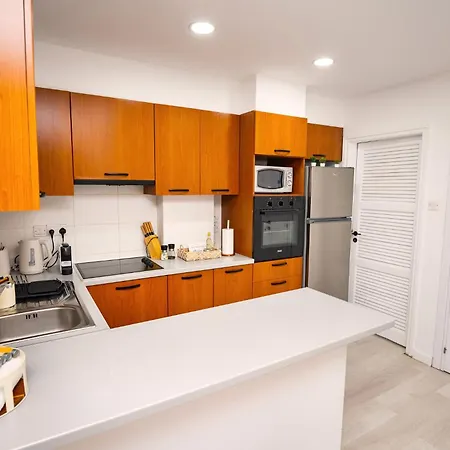 Lazuli Sea View Beachfront Ap 21 라르나카