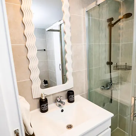 Lazuli Sea View Beachfront Ap 21 라르나카