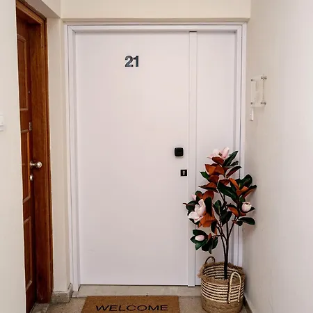 Lazuli Sea View Beachfront Ap 21 * Ларнака